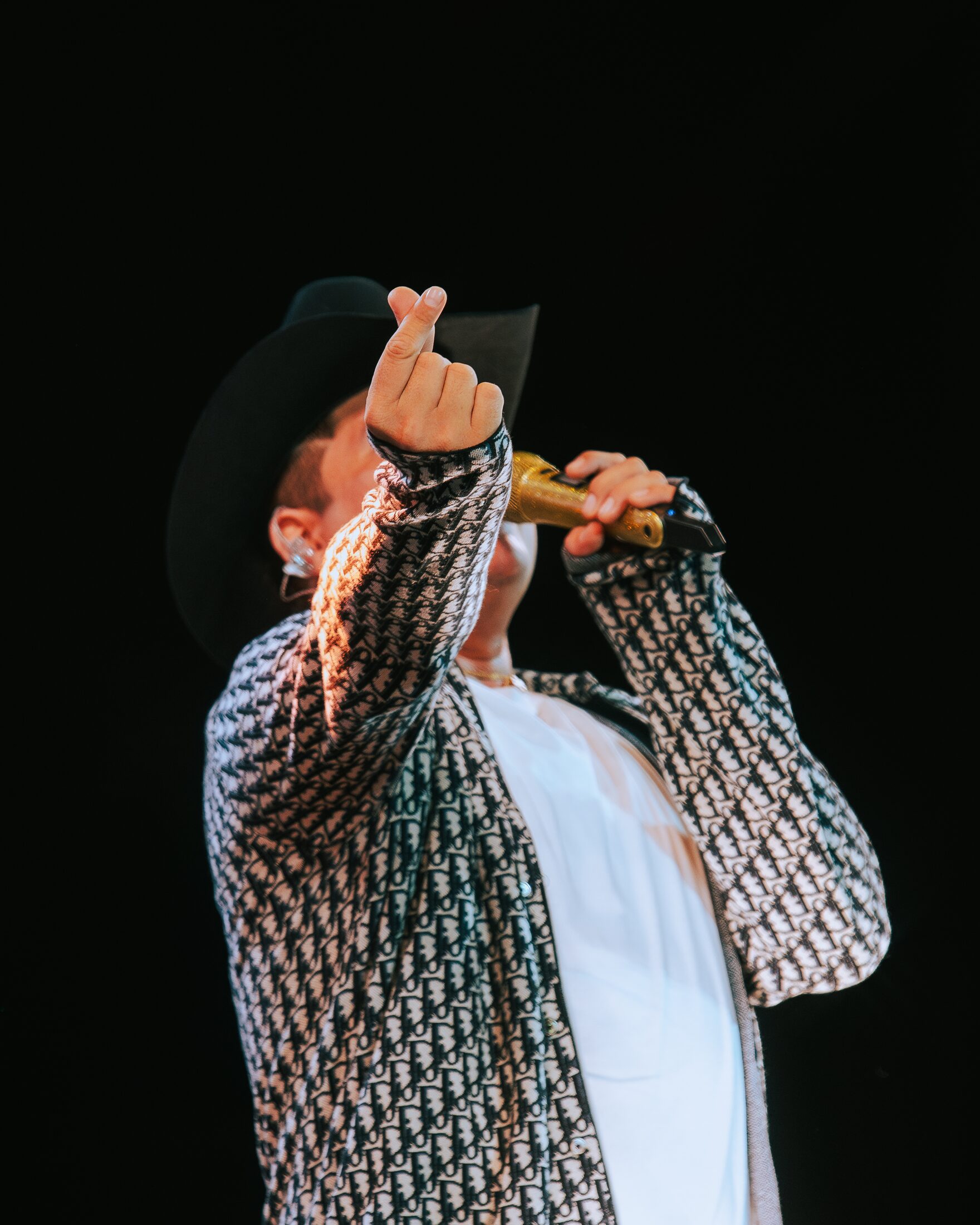Remmy Valenzuela cantando al micrófono